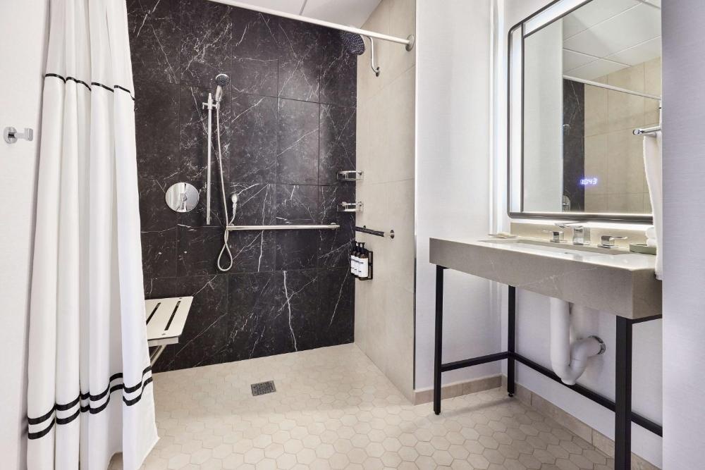 Hyatt Regency Chicago Image 6